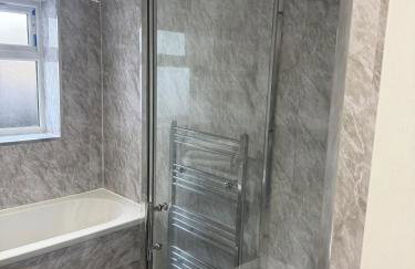 Cosy Luxury Home with Private Parking Sleeps 3 - Photo 4