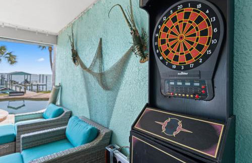 Game Room Theater Luxurious Waterfront Retreat - Photo 65