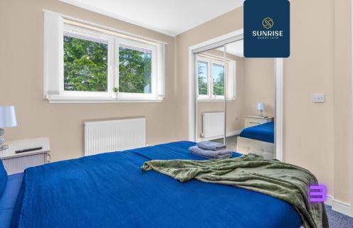 MUIRTON HOUSE - INVOICE and REDUCED PRICE only via SUNRISE SHORT LETS DUNDEE, 4 Bed House, 4 Car Parking, 2 Baths, 5 Smart TVs, Fully Equipped Kitchen, Large Dining and Living Space, Rear Garden, Free WiFi, and ONLY 9 Mins to STANNERGATE Ports - Foto 14