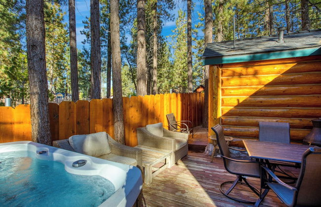 Pinetree Place by Avantstay Group Cabin w/ Hot Tub Minutes to the Lake - Photo 3
