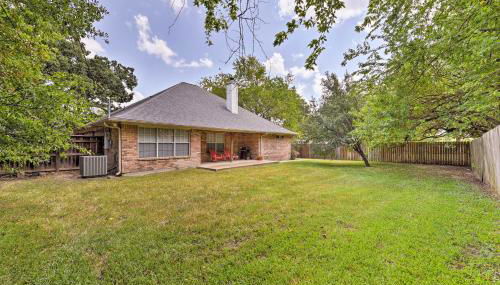 Cozy College Station Home with Patio and Fireplace - Foto 2