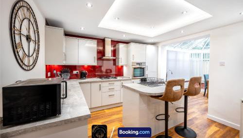 Cosy 3-Bed House l Garden l Free Parking l Stretford l Sleeps 7 l Book today with The Cosy Corner Nationwide - Foto 2, stove, pet friendly, toaster