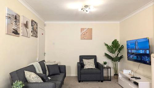 A cosy & stylish two-bed bungalow with garden & parking, close to a shopping centre, motorways and bus stops - Foto 4