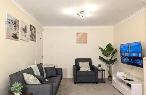 A cosy & stylish two-bed bungalow with garden & parking, close to a shopping centre, motorways and bus stops - Foto 4