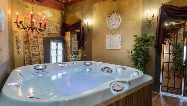 La Dimora dei Conti, Indulge in a Country Farmhouse Apartment with Jacuzzi Facing the Town! - Foto 2, Habitación