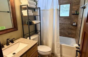 Paddler's Paradise Cabin with Direct Trail Access! - Foto 17