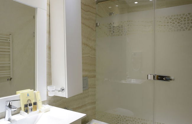 The Penthouse Suites Hotel - Photo 18