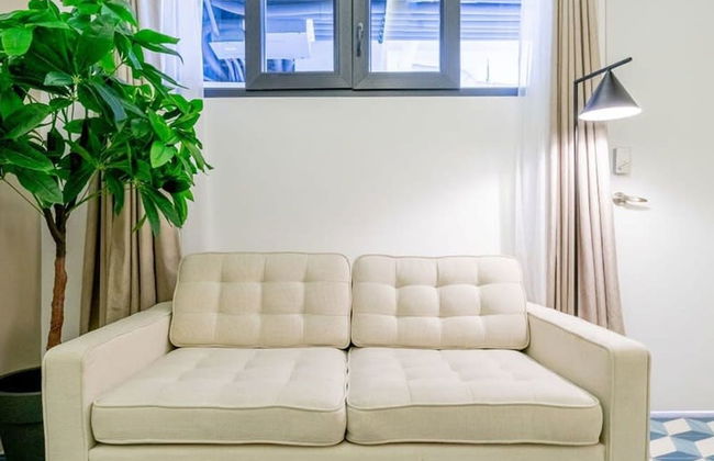 w Monochrome Loft in Santa Ana - Photo 4