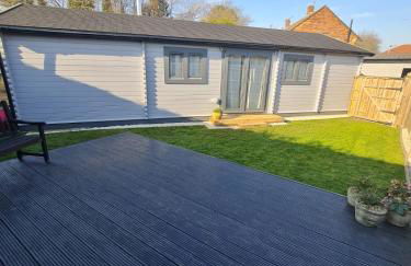 Chalet close to Heathrow T5, Windsor Castle, Legoland, Thorpe Park, with off road parking, free Wifi, private garden, spacious & fully equipped, cozy wood burner & comfy sofa, ideal for exploring London with trains to Waterloo, a beautiful unique retreat - Foto 23