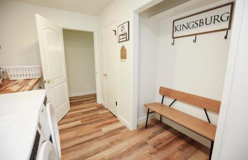 Riverfront Beauty with Pickle Ball Court - Foto 47