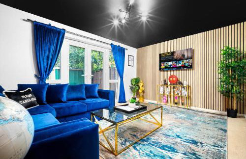 Stylish Manchester 4 Bed House with Garden - 4 Doubles Beds & 1 Single Bed - Sleeps 9 - Salford - FREE PARKING - SMART TVs in every bedroom - FREE NETFLIX - 6 min to City Centre, Close to Trafford Centre, Etihad Stadium, Manchester Arena, Clubs & more - Foto 1