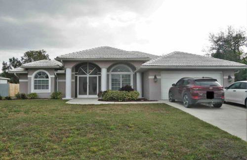 Peachland getaway with pool and tiki bar - Foto 9