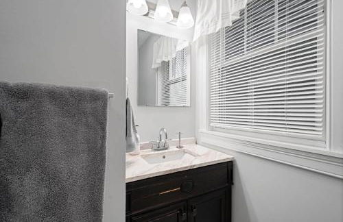 Jennifer's Stylish Apt Private Deck Backyard Oasis - Foto 22