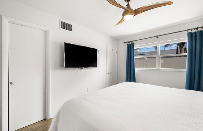 New! Modern King Suite Steps to the Beach! - Foto 12