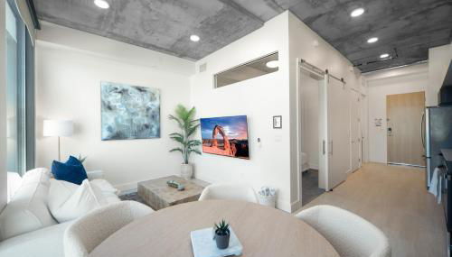 10thFloor CityView HotTub,Pool,Gym,Parking,King Bed - Foto 5