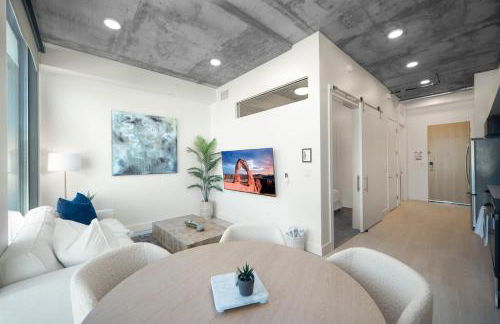 10thFloor CityView HotTub,Pool,Gym,Parking,King Bed - Foto 5