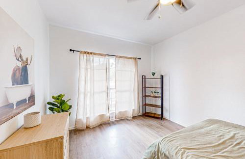 Beautiful dog-friendly home with fireplace, large yard, hammock, W/D, and AC - Foto 27