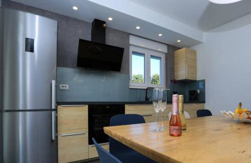 Villa Lumaka Sun - Amazing Home In Brodarica with 4 Bedrooms, Wifi, Outdoor Swimming Pool and Heated Swimming Pool - Photo 13