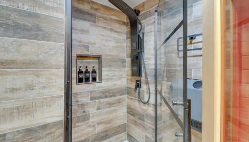 Pocono Getaway A frame Cabin w/ Hot Tub Sauna - Foto 4, Shower