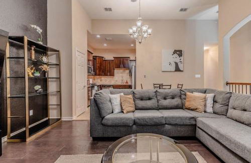 The Castle by the Lake with Pool and Balcony near Grandscape - Foto 9