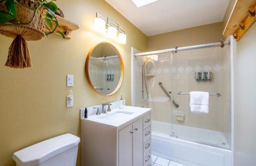 Seaside Garden Escape, A Stroll to the Beach! - Foto 7