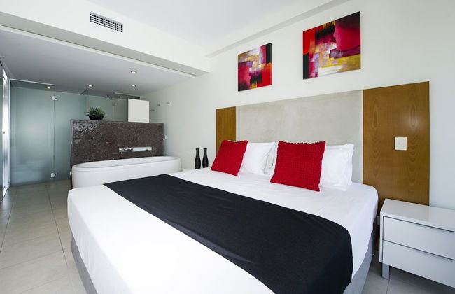 Blue on Blue Apartment 914 - Photo 2