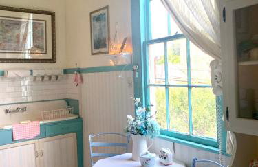 4BR 3 BA HUGE, Balcony, Cemetery, Streetcar sleeps 8! - Photo 73