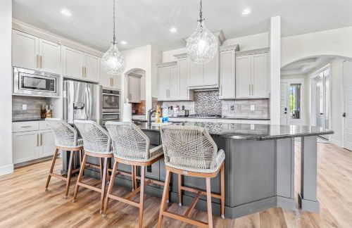 Modern 5BR Retreat with Hot Tub Cold Plunge & Park - Foto 16