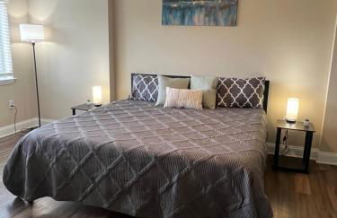 Spacious 2 Bed, 2 Bath Uptown Gem in the Heart of the City-Parking-Wi-Fi-Balcony-Walk to BOA Stadium - Foto 12