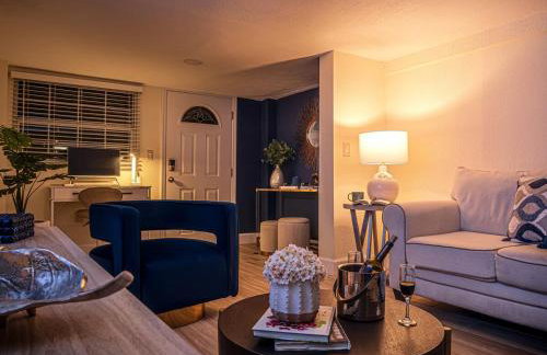 Tropical escape with fire pit near airport & stadium - Foto 27