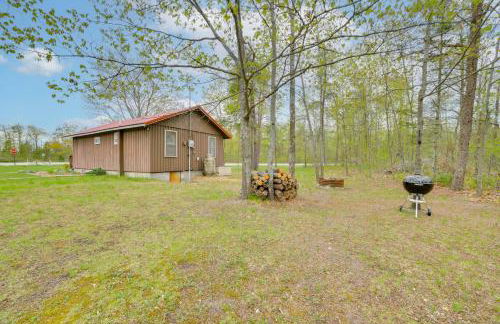 Cozy Onaway Vacation Rental with Deck and Fire Pit! - Foto 23