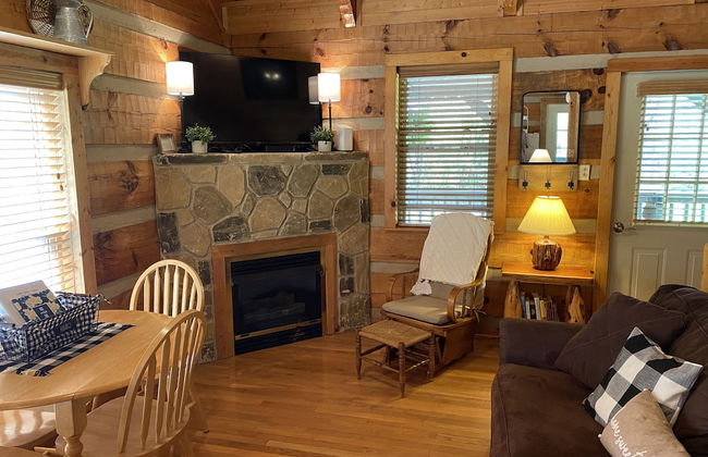 Sweet - 2 Bedrooms, 2 Baths, Sleeps 6 Cabin by RedAwning - Foto 7