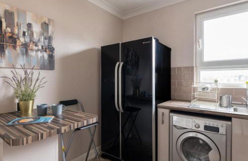 Gorgeous 2-Bed Located in Quiet Area with Nearby Stations - Foto 7