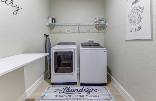 Chic & Spacious 4 Bedroom 3 Full Bathrooms Retreat in West Tampa and Pvt Backyard - Foto 14