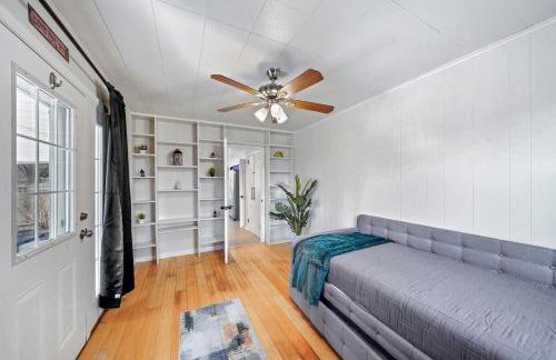 Comfort, Fun, & Charming - 5BR Oasis with Pool - Foto 51