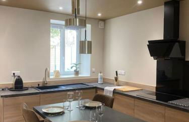 Maison 200m2- 9 chambres avec sdb - 16-18 personnes - séminaire-Proche Centre-Ville-Gare et Arena-terrasse - Foto 8