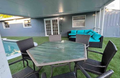 Royal Luxe Pool Home near Ft Laud airport and each - Photo 18