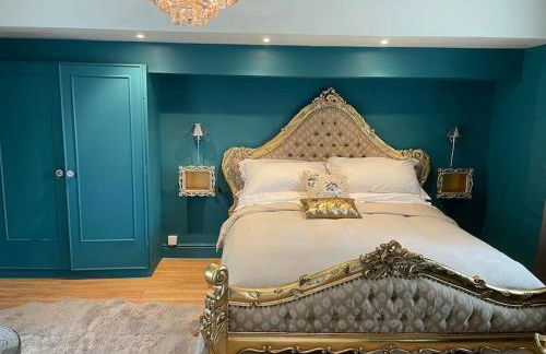 The Big Cosy Boudoir Bed + Hot tub - Photo 14