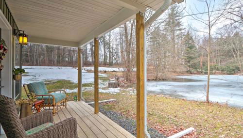 Unwind Fireside! Poconos Cottage 12 Mi to Slopes - Foto 3