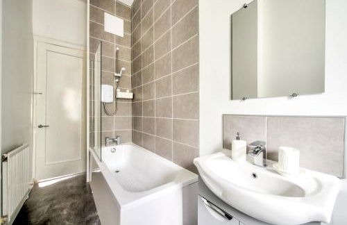 Two Bed Stylish Apartment in Heart of West End - Foto 17