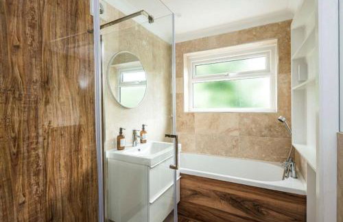 Where Style & Convenience Combine- Photo ID Required - Foto 26