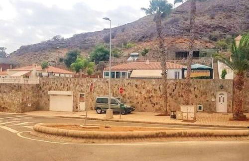 The perfect place to relax Bedroom with hot tub, beautiful tropical garden area. Bbq and big open spaces through all the house.It is located in a quiet place, but still 5 min away from the touristic Puerto Rico and walking distance from the beach - Foto 6