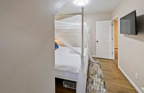 Modern 2BR Near NYC with Free Parking and Workspace - Foto 7