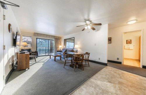 Spacious 1BR Condo w/ Lake View #136 at Donner Lake Village - Foto 8
