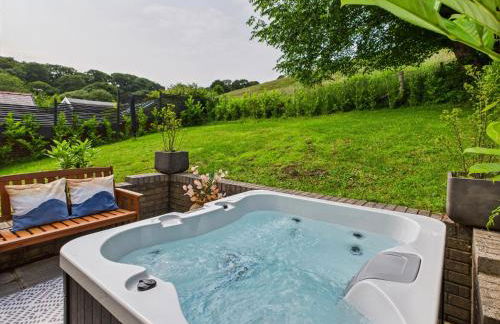 5-Bed Retreat with Hot Tub, Garden & Relaxing Views - Foto 18