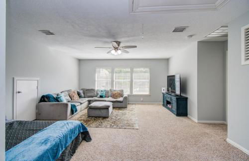 Luxury Pool Home Near Sugar Land Town Center - Photo 9