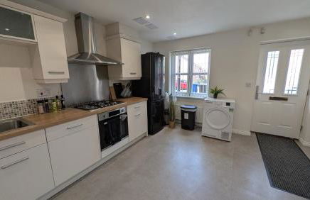 Large Modern House with Private Parking - Foto 16