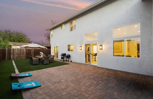 Entire Private Home with 3 Bedrooms 2 Bathrooms, with Garage, Gated Yard, King Bed House, Available Now - Photo 2