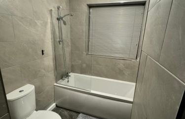 Contractor and Family, Private Detached Property DY5 - Foto 11