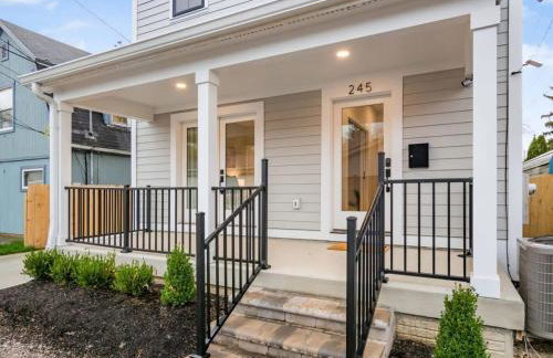 Chateau in the Village - Brand New 3BD 5BA - Foto 7